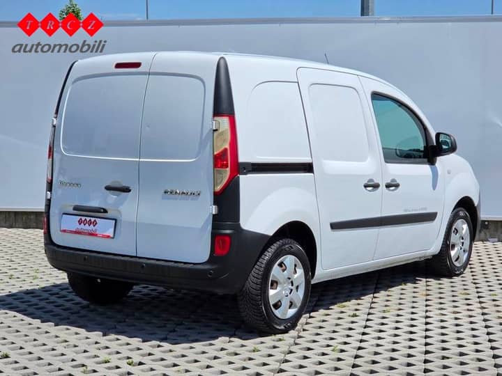 Slika prikazuje vanjsku stranu vozila (kombi).