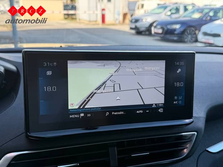 Slika prikazuje unutrašnjost automobila, zaslon navigacije.