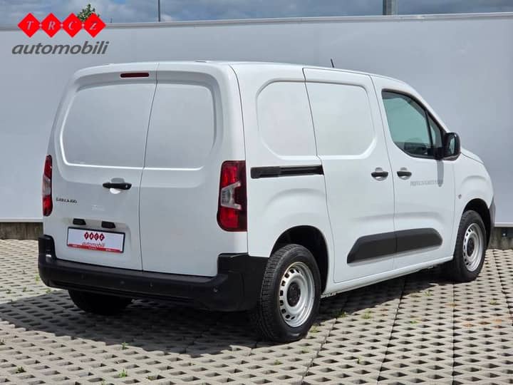 Slika prikazuje vanjštinu vozila (kombi).