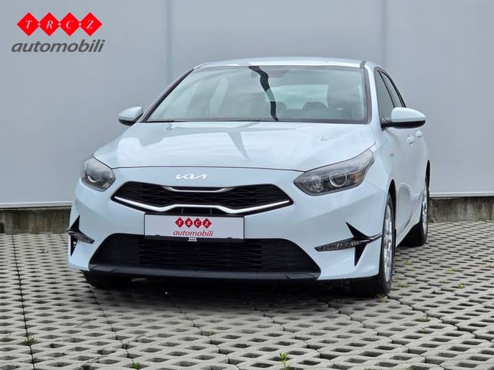 Slika prikazuje vanjsku stranu automobila, prednji dio.