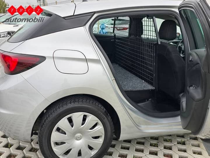 Slika prikazuje vanjski dio automobila s otvorenim vratima.