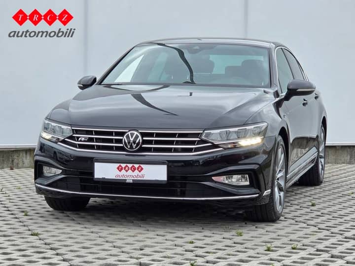 Slika prikazuje vanjštinu automobila, prednji dio.