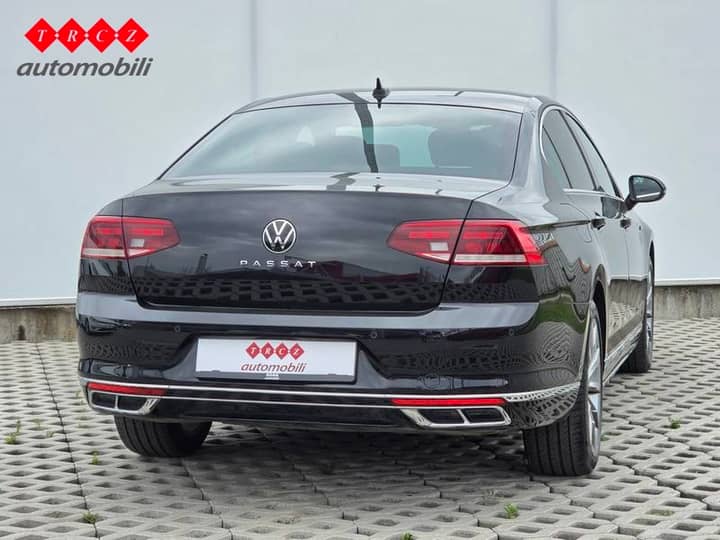 Slika prikazuje vanjski izgled automobila (stražnji dio).