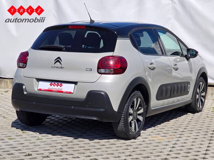 Slika prikazuje vanjsku stranu automobila, fokus na karoseriju.