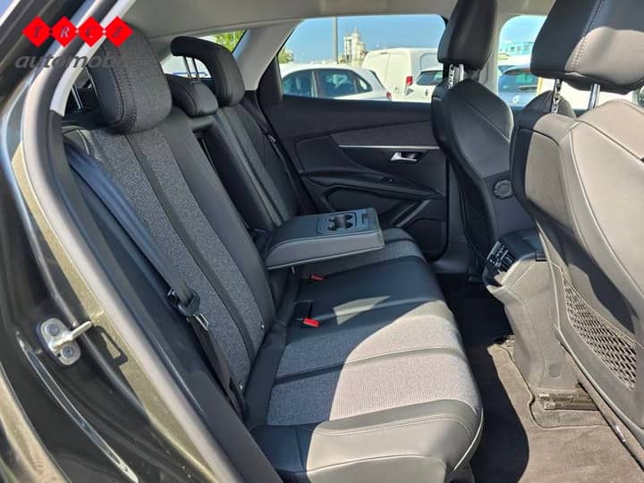 Slika prikazuje unutrašnjost stražnjeg prostora automobila.