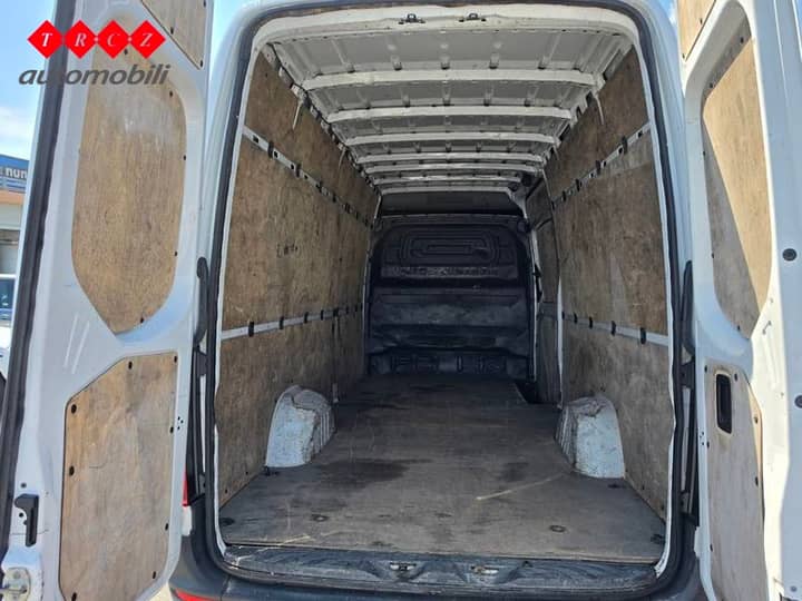 Slika prikazuje unutrašnjost transportnog prostora vozila.