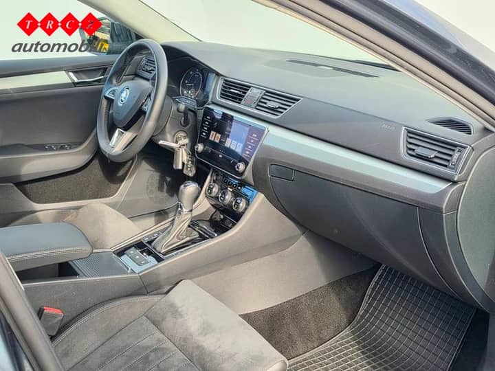 Slika prikazuje unutrašnjost vozila (volan i instrument ploča).
