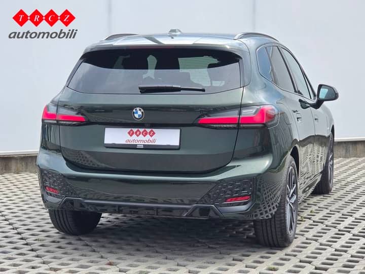 Slika prikazuje vanjsku karoseriju automobila s stražnjim pogledom.