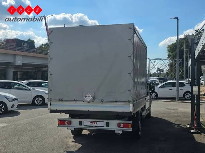Slika prikazuje vanjski dio vozila (kamion).