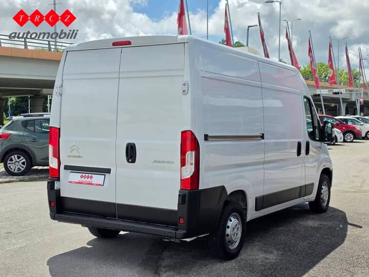Slika prikazuje vanjski dio vozila (kombi).