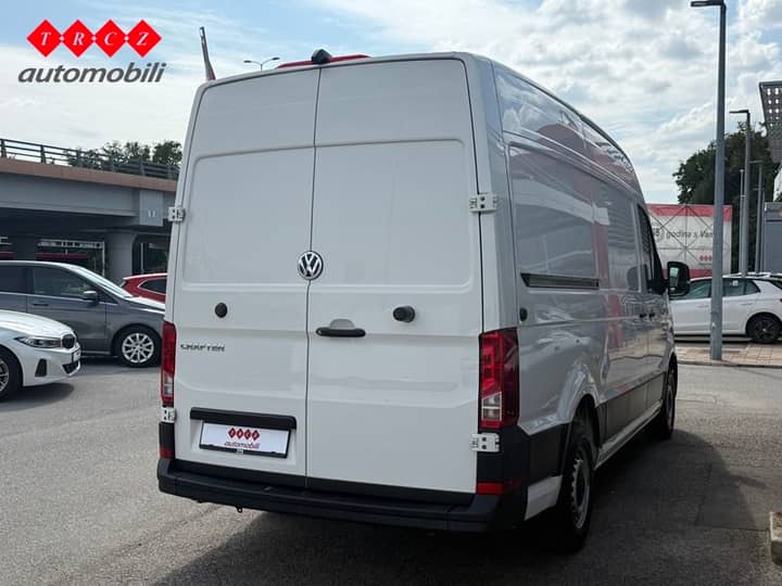 Slika prikazuje vanjsku stražnju stranu vozila.