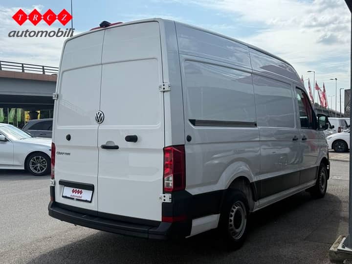 Slika prikazuje vanjsku stranu vozila (kombi).