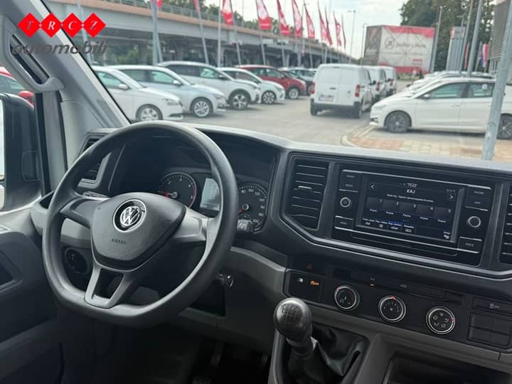 Slika prikazuje unutrašnjost vozila (volan i instrument ploča).