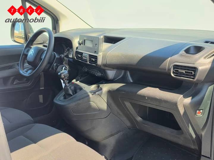 Slika prikazuje unutrašnjost vozila (volan i instrument ploča).