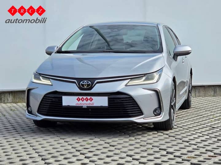 Slika prikazuje vanjsku karoseriju automobila (prednji pogled).