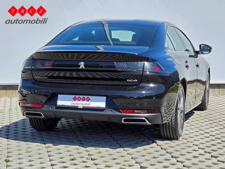 Slika prikazuje vanjštinu automobila (stražnji pogled).