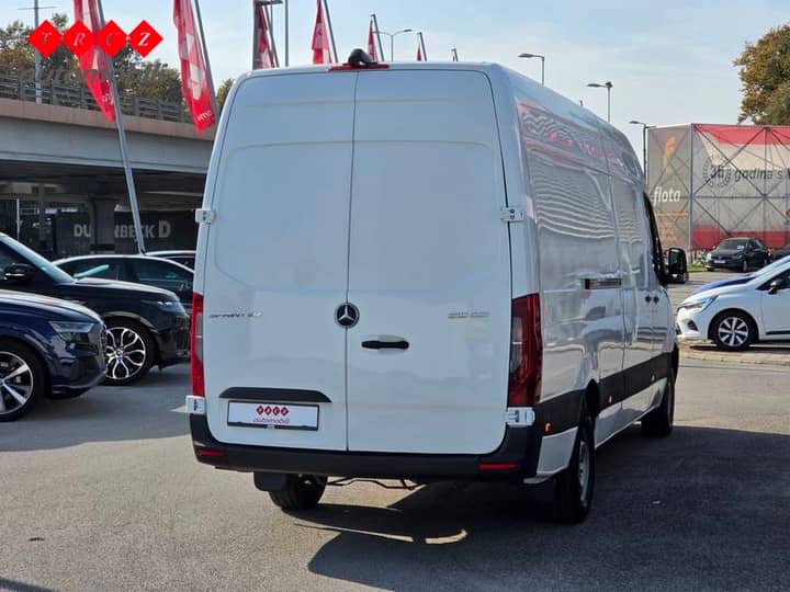Slika prikazuje vanjski dio vozila (stražnji dio).