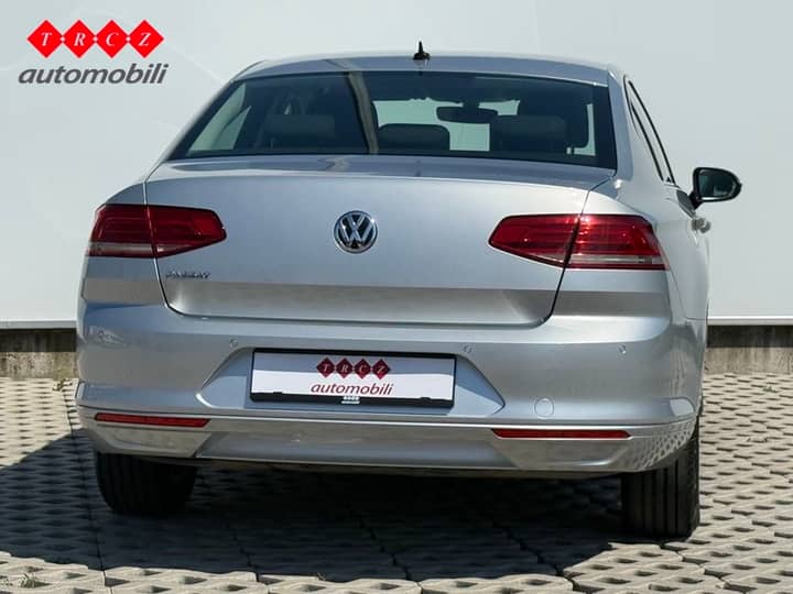 Slika prikazuje vanjsku stranu automobila.
