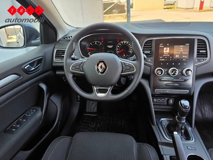 Slika prikazuje unutrašnjost vozila: volan i instrument ploča.