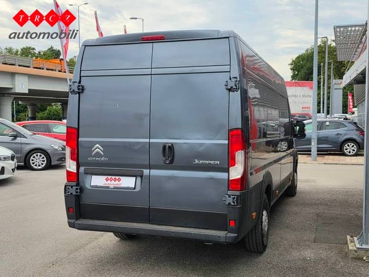 Slika prikazuje vanjštinu vozila (zadnji dio).