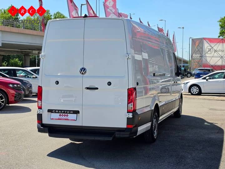 Slika prikazuje vanjštinu vozila (stražnji dio kombija).