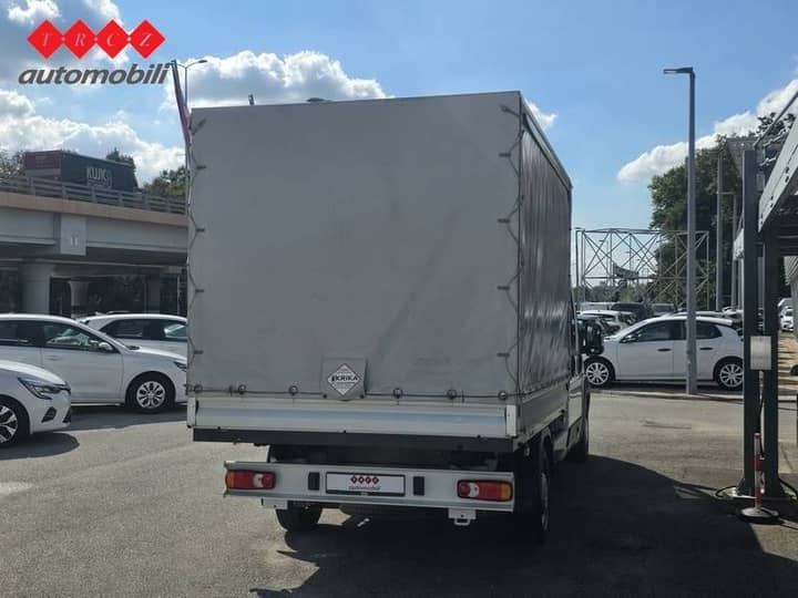 Slika prikazuje vanjski dio vozila (stražnji dio).