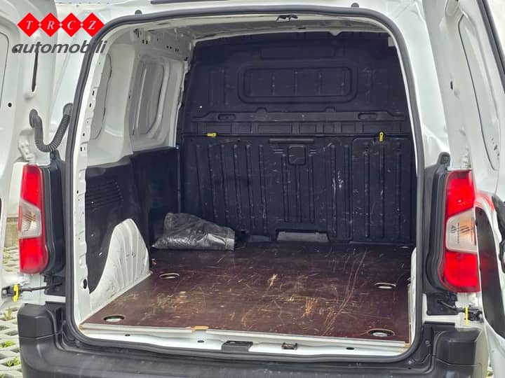 Slika prikazuje unutrašnjost vozila (cargo prostor).