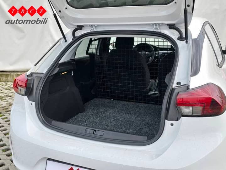 Slika prikazuje unutrašnjost prtljažnika automobila.