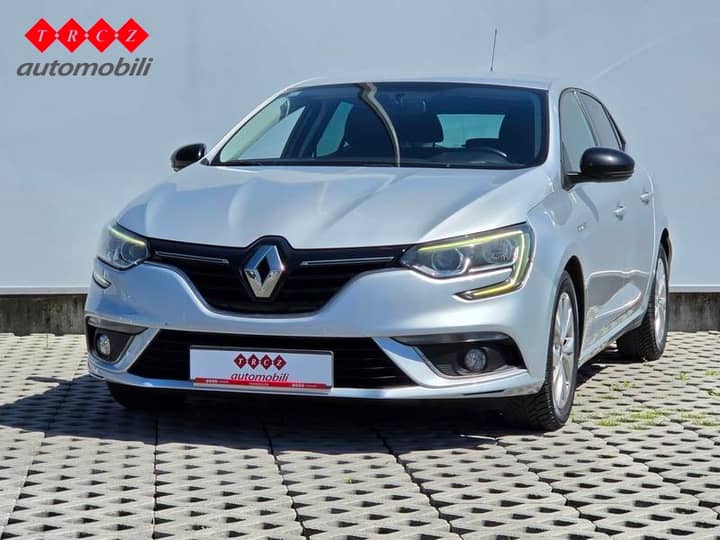 Slika prikazuje vanjštinu automobila (prednji dio i karoserija).