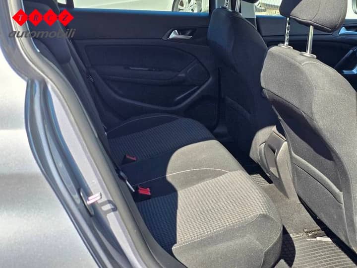 Slika prikazuje unutrašnjost vozila – stražnja sjedala.