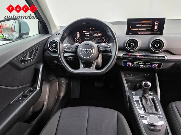 Slika prikazuje unutrašnjost vozila (volan i instrument ploča).