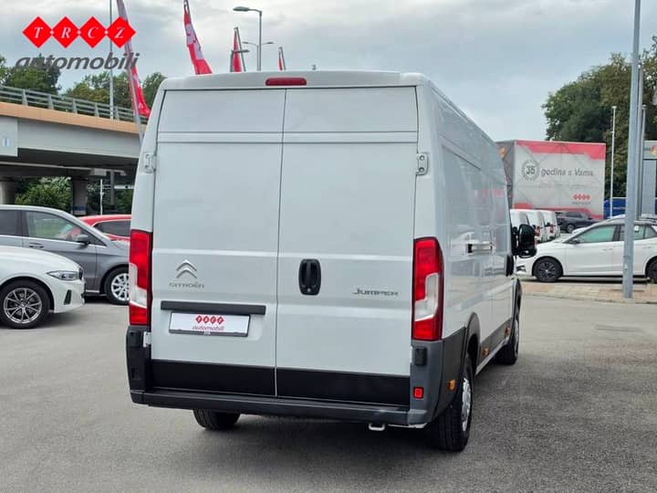 Slika prikazuje vanjski dio vozila – stražnji dio.