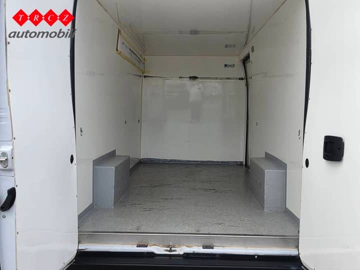 Slika prikazuje unutrašnjost vozila (kombi teretni prostor).