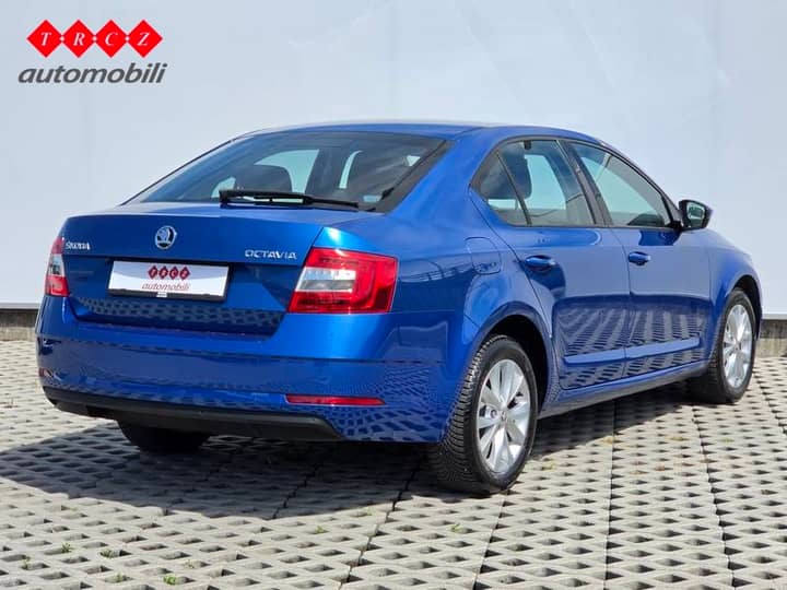 Slika prikazuje vanjštinu automobila (stražnji dio i bočna stran).