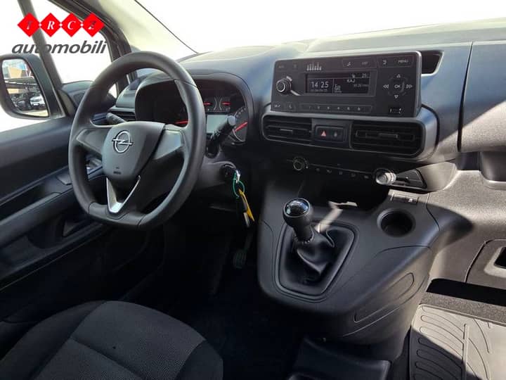 Slika prikazuje unutrašnjost vozila: volan, središnji display i sjedala.