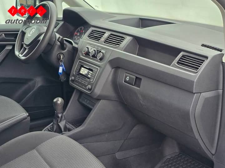 Slika prikazuje unutrašnjost vozila (volan, instrument ploča, sjedala).