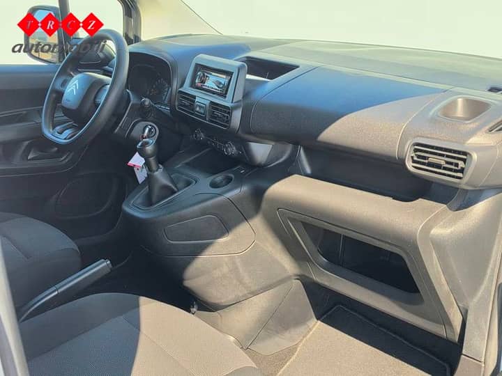 Slika prikazuje unutrašnjost vozila (volan i instrument ploča).