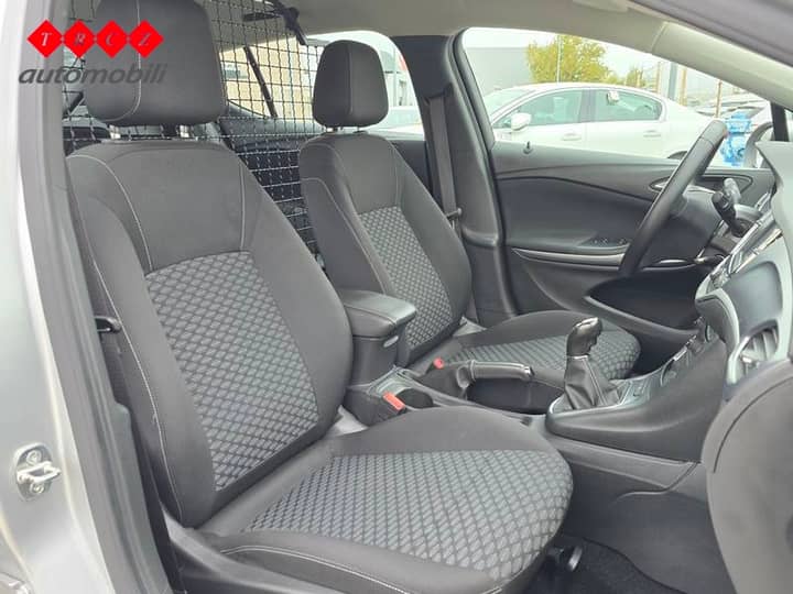 Slika prikazuje unutrašnjost vozila (sjedala i volan).