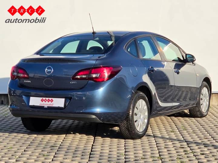 Slika prikazuje vanjsku karoseriju automobila.