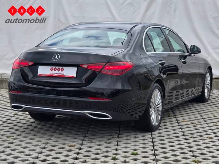 Slika prikazuje vanjštinu automobila (eksterijer) sa stražnjeg dijela.