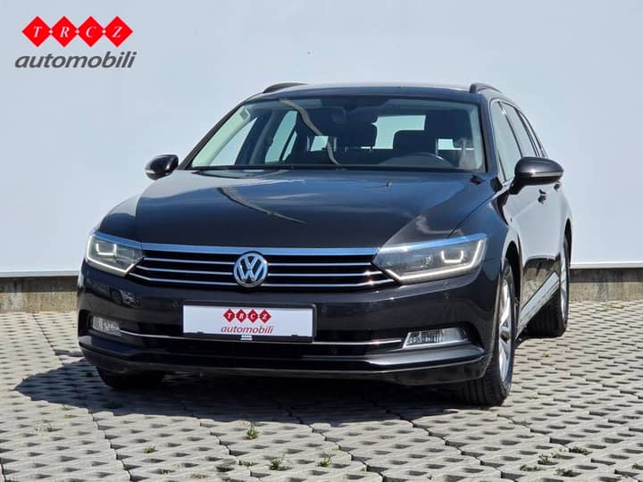 Slika prikazuje vanjsku karoseriju automobila (prednji dio).