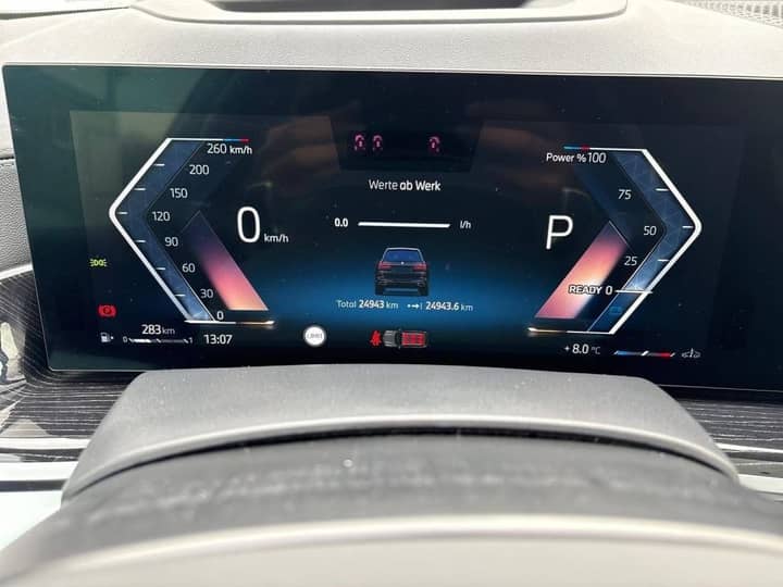 Slika prikazuje unutrašnjost vozila – digitalna instrument ploča.