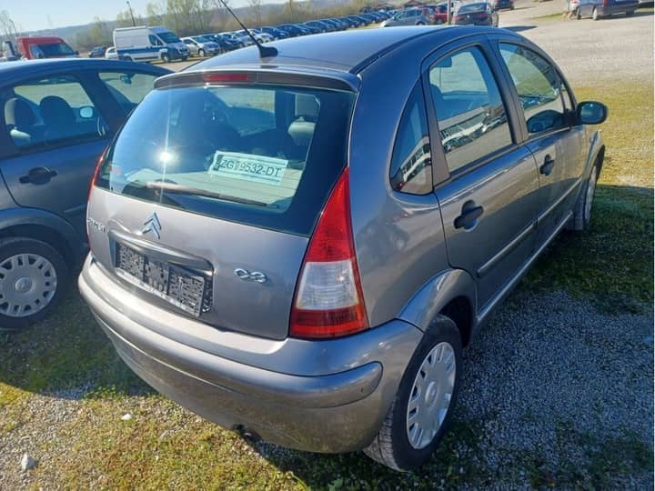 Slika prikazuje vanjsku karoseriju vozila.