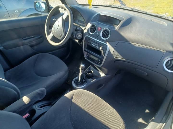 Slika prikazuje unutrašnjost vozila (volan i instrument ploča).