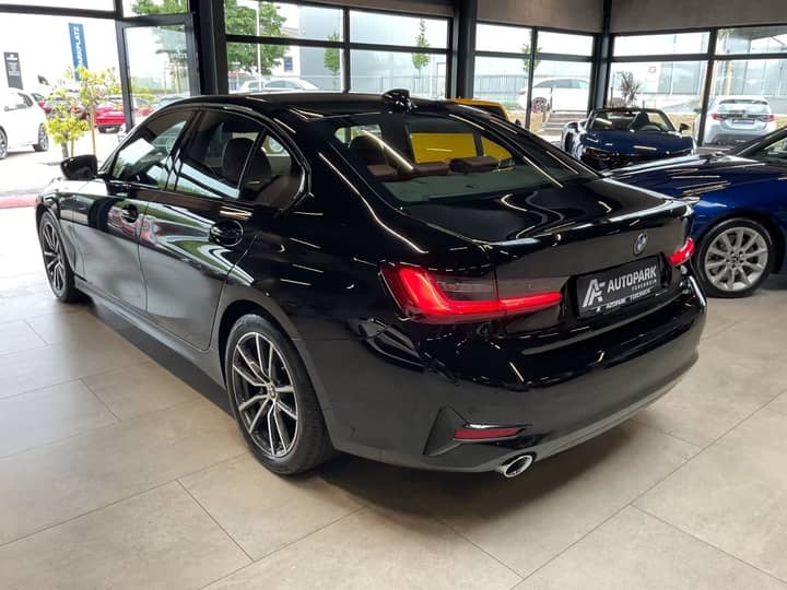 Slika prikazuje vanjštinu automobila (eksterijer).