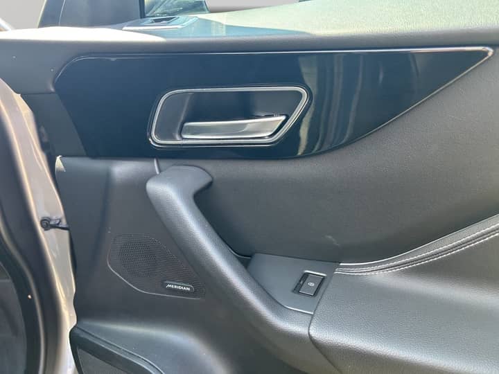 Slika prikazuje unutrašnjost vozila, panel vrata.