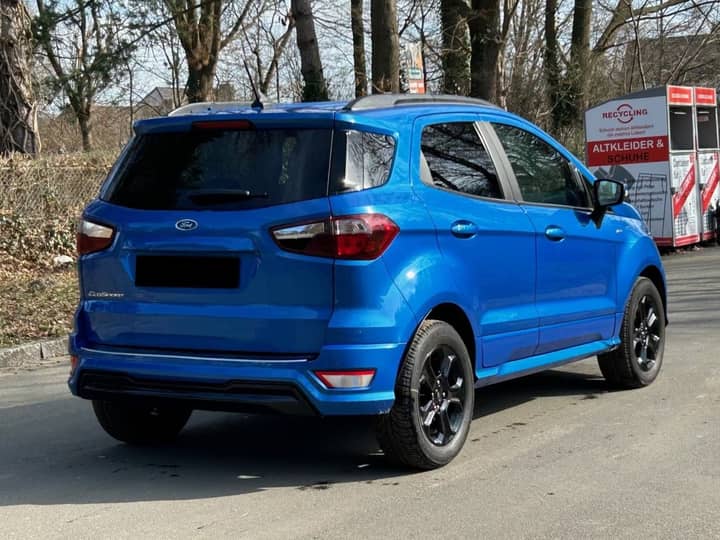Slika prikazuje karoseriju i vanjske detalje automobila.