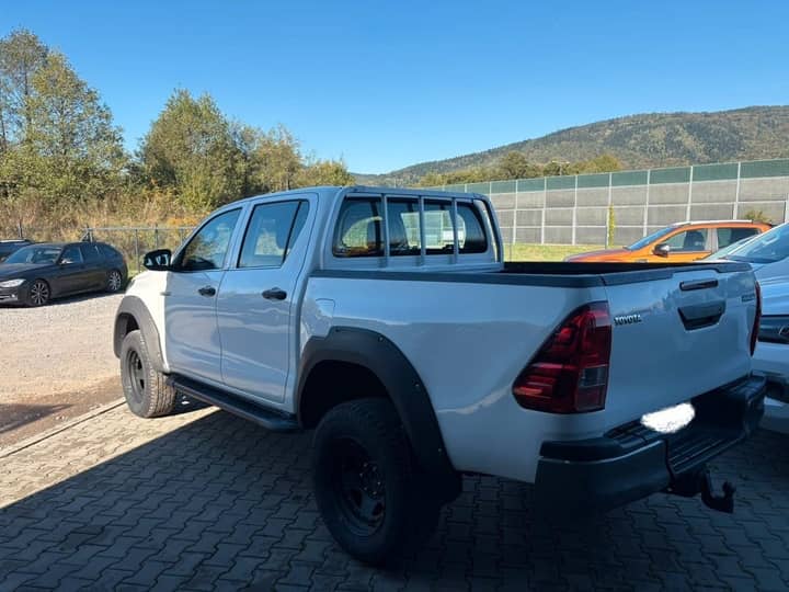 Slika prikazuje vanjsku karoseriju i stražnji dio vozila.