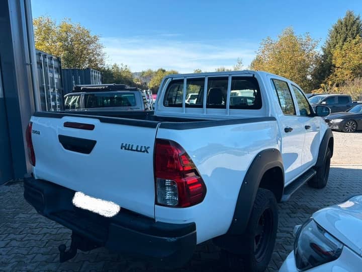 Slika prikazuje vanjštinu vozila (eksterijer) sa fokusom na karoseriju.