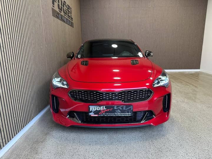 Slika prikazuje vanjski dio automobila (prednji dio).